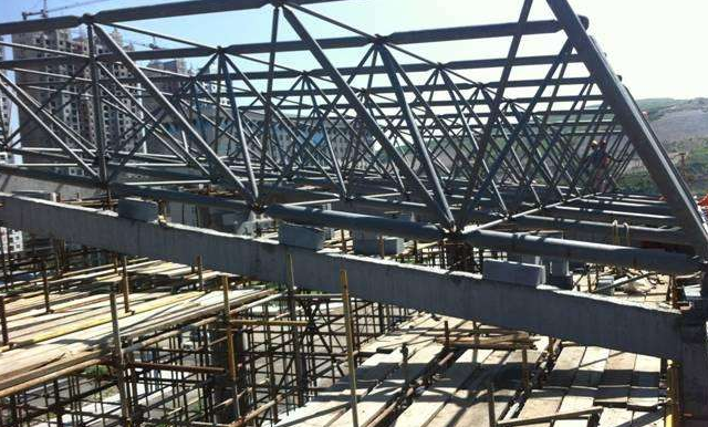 肇庆简述网架公司的黑色压型钢板的吊装步履